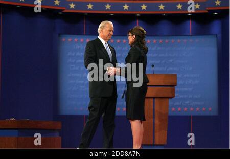 PAS DE FILM, PAS DE VIDÉO, PAS de TV, PAS DE DOCUMENTAIRE - candidat démocrate à la vice-présidence le sénateur du Delaware Joe Biden et la candidate républicaine à la vice-présidence la gouverneure de l'Alaska Sarah Palin a fait la quadrature du coin lors d'un débat à l'Université de Washington à St. Louis, Mo, États-Unis, le jeudi 2 octobre 2008. Photo de Robert Cohen/St. Louis Post-Dispatch/MCT/ABACAPRESS.COM Banque D'Images