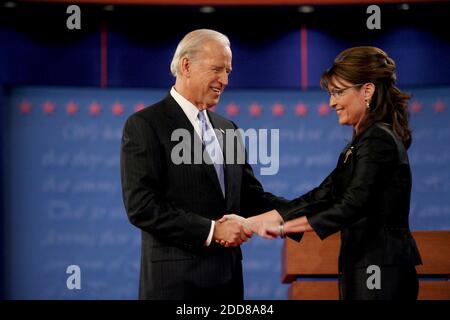 PAS DE FILM, PAS DE VIDÉO, PAS de TV, PAS DE DOCUMENTAIRE - candidat démocrate à la vice-présidence le sénateur du Delaware Joe Biden et la candidate républicaine à la vice-présidence la gouverneure de l'Alaska Sarah Palin a fait la quadrature du coin lors d'un débat à l'Université de Washington à St. Louis, Mo, États-Unis, le jeudi 2 octobre 2008. Photo de Robert Cohen/St. Louis Post-Dispatch/MCT/ABACAPRESS.COM Banque D'Images