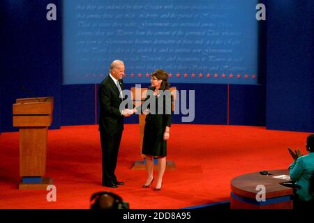 PAS DE FILM, PAS DE VIDÉO, PAS de TV, PAS DE DOCUMENTAIRE - candidat démocrate à la vice-présidence le sénateur du Delaware Joe Biden et la candidate républicaine à la vice-présidence la gouverneure de l'Alaska Sarah Palin a fait la quadrature du coin lors d'un débat à l'Université de Washington à St. Louis, Mo, États-Unis, le jeudi 2 octobre 2008. Photo de Robert Cohen/St. Louis Post-Dispatch/MCT/ABACAPRESS.COM Banque D'Images