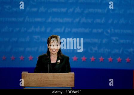 PAS DE FILM, PAS DE VIDÉO, PAS de télévision, PAS DE DOCUMENTAIRE - Sarah Palin, candidate républicaine à la vice-présidence, a fait un squarter avec la candidate démocrate à la vice-présidence, le sénateur Delaware Joe Biden, lors d'un débat à l'Université de Washington à St. Louis, Mo, États-Unis, le jeudi 2 octobre 2008. Photo de Robert Cohen/St. Louis Post-Dispatch/MCT/ABACAPRESS.COM Banque D'Images