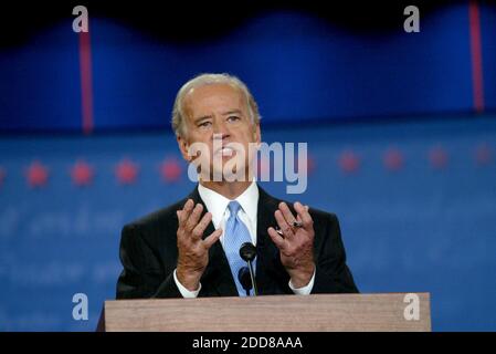 PAS DE FILM, PAS DE VIDÉO, PAS de télévision, PAS DE DOCUMENTAIRE - le sénateur du Delaware Joe Biden, candidat démocrate à la vice-présidence, s'est disputée avec Sarah Palin, la gouverneure de l'Alaska, candidate républicaine à la vice-présidence, lors d'un débat à l'université de Washington à St. Louis, Mo, USA, le jeudi 2 octobre 2008. Photo de Robert Cohen/St. Louis Post-Dispatch/MCT/ABACAPRESS.COM Banque D'Images
