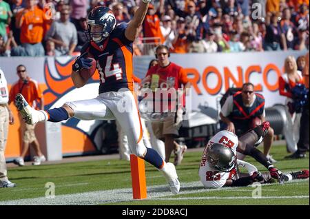 PAS DE FILM, PAS DE VIDÉO, PAS de TV, PAS DE DOCUMENTAIRE - Brandon Stockley, grand-récepteur des Denver Broncos, a marqué sur un passage de 10 yards du quartier arrière Jay Cutler au troisième trimestre contre les Tampa Bay Buccaneers à Invesco Field à Mile High à Denver, CO, USA le 5 octobre 2008. Photo de Mark Reis/Colorado Springs Gazette/MCT/ABACAPRESS.COM Banque D'Images