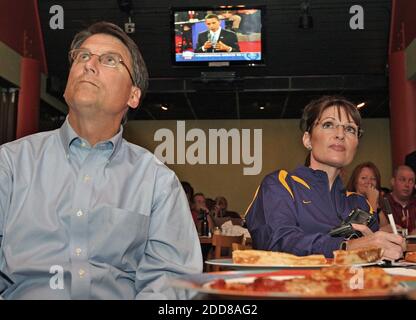 PAS DE FILM, PAS DE VIDÉO, PAS de TV, PAS DE DOCUMENTAIRE - la candidate républicaine à la vice-présidence la Gouverneure de l'Alaska Sarah Palin (R) et la candidate républicaine au poste de gouverneur de la Caroline du Nord Pat McClory regardent le débat entre le candidat républicain à la présidence Sene John McCain et le candidat démocrate à la présidence Sene Barack Obama à Boli's sur le Boulevard à Greenville, NC, USA le mardi 7 octobre 2008. Photo par Chuck Liddy/Raleigh News & observer/MCT/ABACAPRESS.COM Banque D'Images