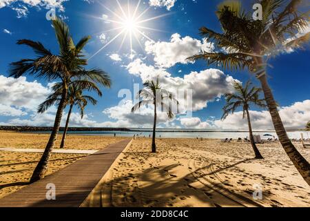 Vue de la célèbre plage et l'océan lagoon Playa de Las Teresitas, Tenerife, îles de Canaries, Espagne Banque D'Images