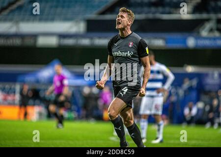 Londres, Royaume-Uni. 24 novembre 2020. Michael Smith (24) de Rotherham United célèbre après avoir marquant le premier but de son équipe . Championnat EFL Skybet, Queens Park Rangers et Rotherham Utd au Kiyan Prince Foundation Stadium, Loftus Road à Londres, le mardi 24 novembre 2020. Cette image ne peut être utilisée qu'à des fins éditoriales. Utilisation éditoriale uniquement, licence requise pour une utilisation commerciale. Aucune utilisation dans les Paris, les jeux ou les publications d'un seul club/ligue/joueur. photo par Tom Smeeth/Andrew Orchard sports Photography/Alay Live News crédit: Andrew Orchard sports Photography/Alay Live News Banque D'Images