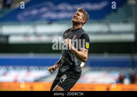 Londres, Royaume-Uni. 24 novembre 2020. Michael Smith (24) de Rotherham United célèbre après avoir obtenu le premier but de son équipe lors du match de championnat EFL Skybet, Queens Park Rangers et Rotherham Utd au Kiyan Prince Foundation Stadium, Loftus Road à Londres, le mardi 24 novembre 2020. Cette image ne peut être utilisée qu'à des fins éditoriales. Utilisation éditoriale uniquement, licence requise pour une utilisation commerciale. Aucune utilisation dans les Paris, les jeux ou les publications d'un seul club/ligue/joueur. photo par Tom Smeeth/Andrew Orchard sports Photography/Alay Live News crédit: Andrew Orchard sports Photography/Alay Live News Banque D'Images