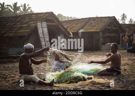 Pêcheurs à Kappil Beach, Varkala, Kerala, Inde Banque D'Images