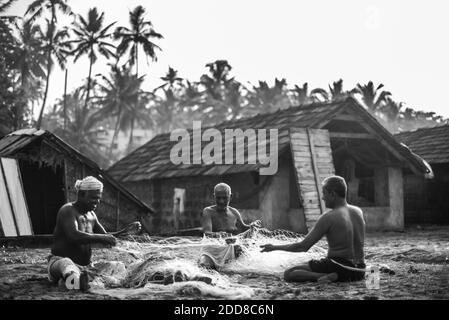 Pêcheurs à Kappil Beach, Varkala, Kerala, Inde Banque D'Images