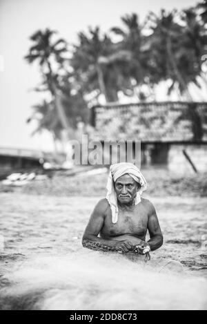 Pêcheur à la plage de Kappil, Varkala, Kerala, Inde Banque D'Images