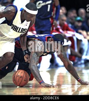 PAS DE FILM, PAS DE VIDÉO, PAS de télévision, PAS DE DOCUMENTAIRE - LeBron James (à droite) de Cleveland Cavaliers et Josh Howard (à gauche) de Dallas Mavericks se battent pour une balle lâche dans le premier trimestre au American Airlines Center à Dallas, Texas, États-Unis, le 3 novembre 2008. Photo de Ron Jenkins/fort Worth Star-Telegram/MCT/Cameleon/ABACAPRESS.COM Banque D'Images