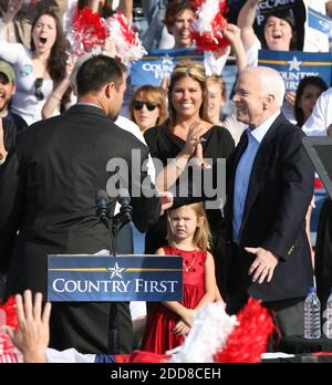 PAS DE FILM, PAS DE VIDÉO, PAS de TV, PAS DE DOCUMENTAIRE - le candidat républicain à la présidence, le sénateur John McCain, accueille l'ancien Tampa Bay Buccaneers fullback Mike Alstott, à gauche, lors d'un arrêt de campagne, lundi, le 3 novembre 2008, à Tampa, FL, Etats-Unis. Photo de Gary W. Green/Orlando Sentinel/MCT/ABACAPRESS.COM Banque D'Images