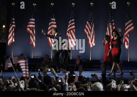 PAS DE FILM, PAS DE VIDÉO, PAS de TV, PAS DE DOCUMENTAIRE - le candidat démocrate Sene Barack Obama (D-il) sort pour saluer la foule, avec sa femme, Michelle et les enfants Malia, 10, et Sasha 7, lors de son rallye de nuit d'élection à Grant Park, Chicago, Illinois, le 4 novembre 2008. Photo de Chuck Kennedy/MCT/ABACAPRESS.COM Banque D'Images