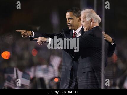 PAS DE FILM, PAS DE VIDÉO, PAS de TV, PAS DE DOCUMENTAIRE - le président élu Barack Obama et le vice-président élu Joe Biden vague aux partisans après qu'Obama ait donné son discours d'acceptation après qu'il a été annoncé qu'il a gagné l'élection présidentielle lors de son rallye de nuit d'élection à Grant Park, Chicago, Illinois, le 4 novembre 2008. Photo de Chuck Kennedy/MCT/ABACAPRESS.COM Banque D'Images