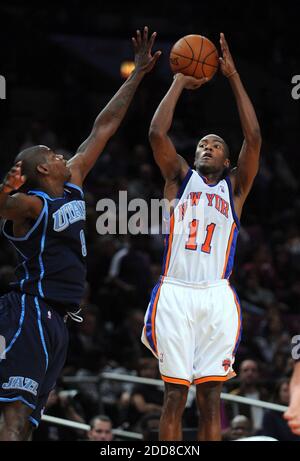 PAS DE FILM, PAS DE VIDÉO, PAS de TV, PAS DE DOCUMENTAIRE - le garde de New York Knicks Jamal Crawford (11) tourne un coup de pouce sur les bras de l'Utah Jazz Guard Ronnie Brewer (9) avec le centre Mehmet Okur (13) regardant dans le troisième trimestre à Madison Square Garden à New York, NY, États-Unis, le 9 novembre 2008. Photo de J. Conrad Williams Jr./Newsday/MCT/Cameleon/ABACAPRESS.COM Banque D'Images