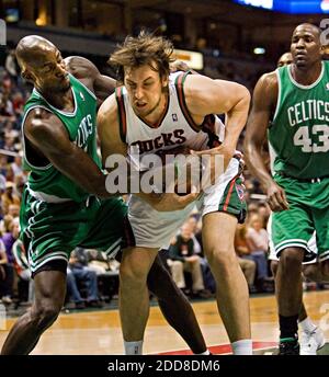 PAS DE FILM, PAS DE VIDÉO, PAS de TV, PAS DE DOCUMENTAIRE - Kevin Garnet de Boston Celtics (5) tente de récupérer le ballon des mains de Milwaukee Bucks Andrew Bogut (43) au Bradley Center à Milwaukee, Wisconsin, le samedi 15 novembre 2008. Photo de Michael Sears/Milwaukee Journal Sentinel/MCT/Cameleon/ABACAPRESS.COM Banque D'Images