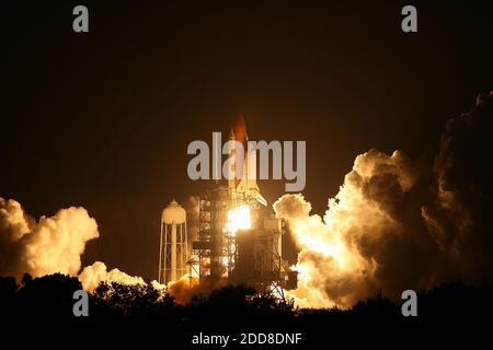 PAS DE FILM, PAS DE VIDÉO, PAS de télévision, PAS DE DOCUMENTAIRE - la navette spatiale Endeavour STS-126 se lève du plateau de lancement 39A sur son vol pour livrer de l'équipement à la Station spatiale internationale qui permettra à de plus grandes équipes de résider à bord du complexe le vendredi 14 novembre 2008, Au Kennedy Space Center en Floride, États-Unis. Photo de Red Huber/Orlando Sentinel/MCT/ABACAPRESS.COM Banque D'Images