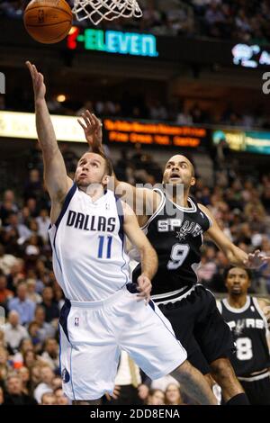 PAS DE FILM, PAS DE VIDÉO, PAS de TV, PAS DE DOCUMENTAIRE - le Dallas Mavericks Jose Juan Barea (11) va dans le panier contre le San Antonio Spurs Tony Parker pendant l'action de jeu à l'American Airlines Center à Dallas, TX, USA le 9 décembre 2008. Les Spurs ont battu les Mavericks, 133-126. Photo de Ron T. Ennis/fort Worth Star-Telegram/MCT/Cameleon/ABACAPRESS.COM Banque D'Images
