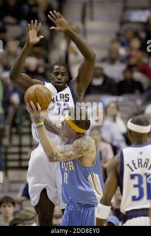 PAS DE FILM, PAS DE VIDÉO, PAS de TV, PAS DE DOCUMENTAIRE - Dallas Mavericks Brandon Bass (32) tente de bloquer une tentative de passage par Denver Nuggets Chris Andersen (11) au American Airlines Center de Dallas, TX, USA le 15 décembre 2008. Photo de Brandon Wade/fort Worth Star-Telegram/MCT/Cameleon/ABACAPRESS.COM Banque D'Images