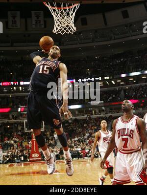 PAS DE FILM, PAS DE VIDÉO, PAS de TV, PAS DE DOCUMENTAIRE - New Jersey nets Vince carter doucks pour deux de ses 39 points contre les Bulls de Chicago lors du quatrième trimestre de l'action au United Center à Chicago, il, Etats-Unis le 13 décembre 2008. Hoto par Nuccio DiNuzzo/Chicago Tribune/MCTCameleon/ABACAPRESS.COM Banque D'Images