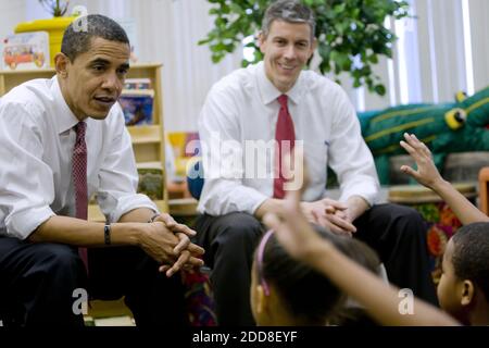 PAS DE FILM, PAS DE VIDÉO, PAS de TV, PAS DE DOCUMENTAIRE - le président élu Barack Obama et le directeur général des écoles publiques de Chicago Arne Duncan, à droite, parler avec des étudiants à la Dodge Renaissance Academy à Chicago, il, États-Unis, le 16 décembre 2008. Les deux ont rencontré les étudiants après qu'Obama ait présenté Duncan comme son choix de secrétaire à l'éducation. Photo de Zbigniew Bzdak/Chicago Tribune/MCT/ABACAPRESS.COM Banque D'Images