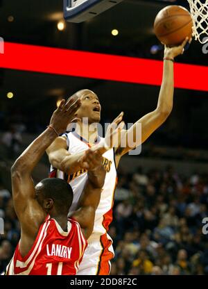 PAS DE FILM, PAS DE VIDÉO, PAS de TV, PAS DE DOCUMENTAIRE - le Golden State Warriors Anthony Randolph tire le ballon contre le défenseur des fusées de Houston Carl Landry dans le deuxième trimestre à Oracle Arena à Oakland, CA, USA le 12 décembre 2008. Photo par Anda Chu/Oakland Tribune/MCT/Cameleon/ABACAPRESS.COM Banque D'Images