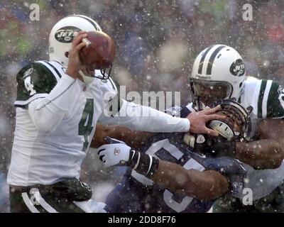 PAS DE FILM, PAS DE VIDÉO, PAS de TV, PAS DE DOCUMENTAIRE - les sacs Darryl Tapp de Seattle Seahawks New York Jets Brett Favre pendant le match de football Seattle Seahawks and New York Jets NFL à Qwest Field à Seattle, WA, USA le 21 décembre 2008. Photo de Lui Kit Wong/Tacoma News Tribune/MCT/ABACAPRESS.COM Banque D'Images