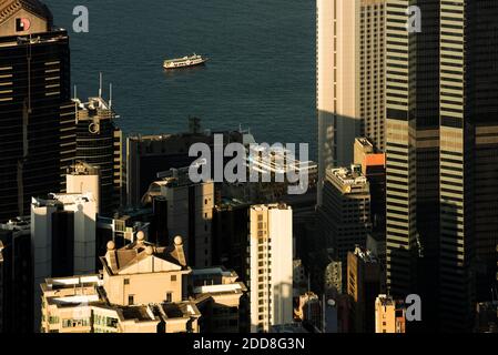 Bateaux dans le port de Victoria au coucher du soleil, vus de Victoria Peak, île de Hong Kong, Hong Kong, Chine Banque D'Images