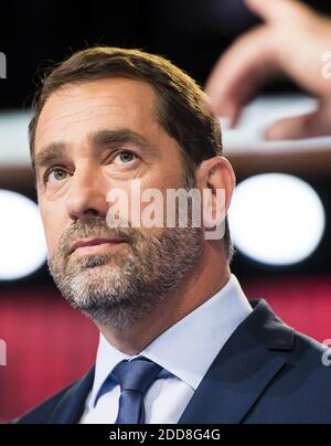 PORTRAIT hommes politiques français - Junior ministre français des relations avec le Parlement Christophe Castaner à Saint-Cloud le 17 mai 2018, en prévision d'un débat politique organisé par la chaîne de télévision France 2. Photo par ELIOT BLONDT/ABACAPRESS.COM Banque D'Images