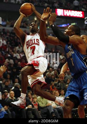 PAS DE FILM, PAS DE VIDÉO, PAS de TV, PAS DE DOCUMENTAIRE - The Chicago Bullss' Ben Gordon (7) pénètre dans la voie et met un cliché au-dessus du Orlando Magic Center Dwight Howard pendant l'action de jeu au United Center à Chicago, il, USA le 31 décembre 2008. La magie a vaincu les Bulls, 113-94. Photo de Phil Velasquez/Chicago Tribune/MCT/ABACAPRESS.COM Banque D'Images