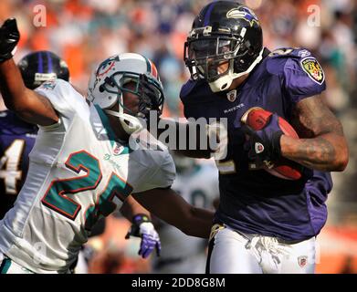 PAS DE FILM, PAS DE VIDÉO, PAS de TV, PAS DE DOCUMENTAIRE - Baltimore Ravens en arrière Willis McGahee raides-Arms Miami Dolphins Corner back Allen comme McGahee brise pour une longue course de quatrième trimestre au Dolphin Stadium à Miami, FL, USA le 4 janvier 2009. Les Ravens ont vaincu les dauphins 27-9. Photo de Doug Kapustin/Baltimore Sun/MCT/Cameleon/ABACAPRESS.COM Banque D'Images