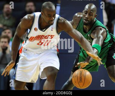 PAS DE FILM, PAS DE VIDÉO, PAS de TV, PAS DE DOCUMENTAIRE - Emeka Okafor de Charlotte Bobcats (50) tente de prendre le contrôle d'une balle lâche avec Kevin Garnet de Boston Celtics (5) pendant la première demi-action à Time Warner Cable Arena à Charlotte, NC, USA le 6 janvier 2009. Les Bobcats ont battu les Celtics 114-106. Photo de Jeff Siner/Charlotte observer/MCT/Cameleon/ABACAPRESS.COM Banque D'Images