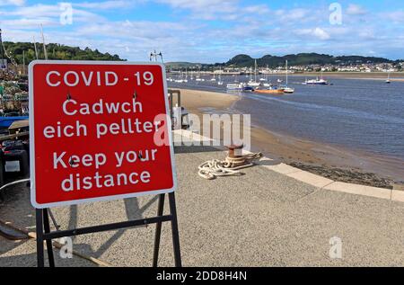 Conwy Quay,Beach,Covid-19,Gardez votre distance,panneaux, au port,North Wales,UK,LL32 Banque D'Images