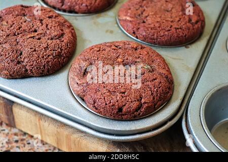 Gros plan d'un chocolat courgettes muffins dans un plateau Banque D'Images