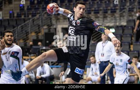 Berlin, Allemagne. 24 novembre 2020. Handball, EHF European League, Füchse Berlin - Tatran Presov, tour principal, Groupe B, 4ème jour de match, Max-Schmeling-Halle: Mijajlo Marsenic de Berlin lance la balle au but. Credit: Andreas Gora/dpa/Alay Live News Banque D'Images