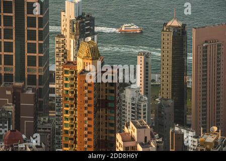 Bateaux dans le port de Victoria au coucher du soleil, vus de Victoria Peak, île de Hong Kong, Hong Kong, Chine Banque D'Images