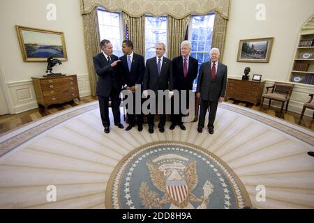 PAS DE FILM, PAS DE VIDÉO, PAS de TV, PAS DE DOCUMENTAIRE - (G-D) le président George W. Bush (C) rencontre l'ancien président George H.W. Bush (L), le président élu Barack Obama (2e L), l'ancien président Bill Clinton (2e R et ancien président Jimmy carter, dans le bureau ovale de la Maison Blanche à Washington, D.C., aux États-Unis, le mercredi 7 janvier 2009. Photo de Chuck Kennedy/MCT/ABACAPRESS.COM Banque D'Images