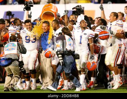 PAS DE FILM, PAS DE VIDÉO, PAS de TV, PAS DE DOCUMENTAIRE - l'entraîneur de Floride Urban Meyer est dowed avec Gatorade comme il célèbre avec son équipe une victoire de 24-14 sur l'Oklahoma dans le jeu de championnat de BCS au Dolphin Stadium à Miami, FL, USA le 8 janvier 2009. Photo de Tom Burton/Orlando Sentinel/MCT/Cameleon/ABACAPRESS.COM Banque D'Images