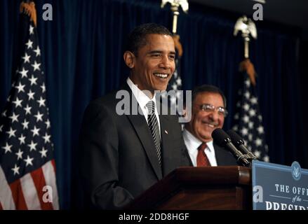 PAS DE FILM, PAS DE VIDÉO, PAS de TV, PAS DE DOCUMENTAIRE - le président américain élu Barack Obama parle alors qu'il nomme Leon Panetta (à droite) directeur de la Central Intelligence Agency lors d'une conférence de presse à Washington, D.C., Etats-Unis le 9 janvier 2009. Photo de Chuck Kennedy/MCT/ABACAPRESS.COM Banque D'Images