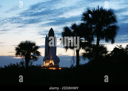 PAS DE FILM, PAS DE VIDÉO, PAS de TV, PAS DE DOCUMENTAIRE - encadré par des palmiers, la navette spatiale Discovery (STS-119) se lance sur une randonnée lente du bâtiment d'assemblage de véhicules pour lancer le pad 39A au Centre spatial Kennedy en Floride, le 14 janvier 2009. Ce sera une mission à la Station spatiale internationale. Photo de Red Huber/Orlando Sentinel/ABACAPRESS.COM Banque D'Images