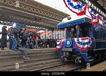 PAS DE FILM, PAS DE VIDÉO, PAS de télévision, PAS DE DOCUMENTAIRE - le président élu Barack Obama, sa femme Michelle Obama, le vice-président élu Joe Biden et sa femme, Jill Biden, se défont entendre devant les médias en attendant leur train inaugural pour quitter Wilmington, Delaware, États-Unis samedi 17 janvier 2009. Les Obamas et Bidens ont fait un voyage cérémonial en train de Philadelphie et Wilmington à Washington. Photo par April Saul/Philadelphia Inquirer/MCT/ABACAPRESS.COM Banque D'Images