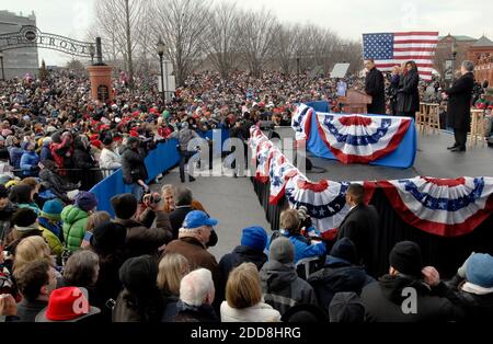 PAS DE FILM, PAS DE VIDÉO, PAS de télévision, PAS DE DOCUMENTAIRE - le président élu Barack Obama s'adresse à la foule à Wilmington, Delaware, États-Unis comme sa femme, Michelle Obama, le vice-président élu Joe Biden et sa femme, Jill Biden, écouter, samedi 17 janvier 2009. Les Obamas et Bidens ont fait un voyage cérémonial en train de Philadelphie et Wilmington à Washington. Photo par April Saul/Philadelphia Inquirer/MCT/ABACAPRESS.COM Banque D'Images