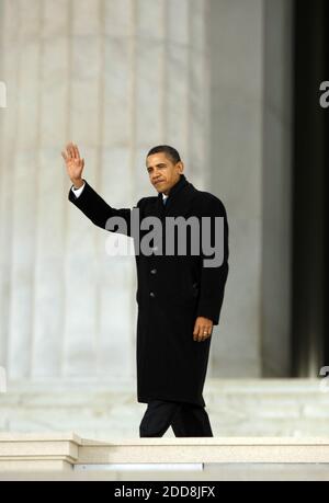 PAS DE FILM, PAS DE VIDÉO, PAS de télévision, PAS DE DOCUMENTAIRE - le président élu Barack Obama fait la une des vagues devant la foule lors de la célébration de l'inauguration d'Obama au Lincoln Memorial à Washington, D.C., États-Unis, le dimanche 18 janvier 2009. Photo de Scott Strazzante/Chicago Tribune/MCT/ABACAPRESS.COM Banque D'Images