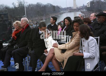 PAS DE FILM, PAS DE VIDÉO, PAS de télévision, PAS DE DOCUMENTAIRE - le président élu Barack Obama embrasse sa fille Sasha, 7 ans, alors qu'il est assis avec sa famille et les Bidens avant un concert au Lincoln Memorial à Washington, D.C., Etats-Unis, dimanche 18 janvier 2009. Photo de Zbigniew Bzdak/Chicago Tribune/MCT/ABACAPRESS.COM Banque D'Images