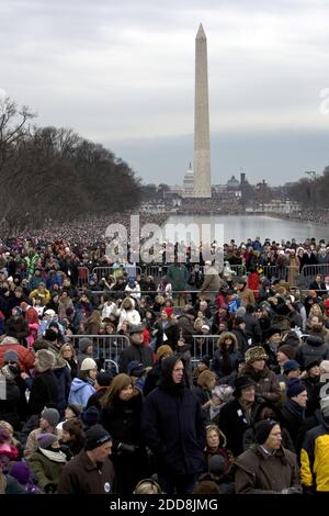 PAS DE FILM, PAS DE VIDÉO, PAS de TV, PAS DE DOCUMENTAIRE - des milliers de visiteurs assistent à la célébration de l'inauguration d'Obama au Lincoln Memorial à Washington, D.C., USA, dimanche 18 janvier 2009. Photo de Zbigniew Bzdak/Chicago Tribune/MCT/ABACAPRESS.COM Banque D'Images