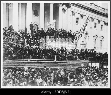 PAS DE FILM, PAS DE VIDÉO, PAS de télévision, PAS DE DOCUMENTAIRE - le président Abraham Lincoln livre son discours lors de sa deuxième inauguration sur le portique est du Capitole des États-Unis à Washington, D.C., le 4 mars 1865. Photo de la Bibliothèque du Congrès/MCT/ABACAPRESS.COM Banque D'Images