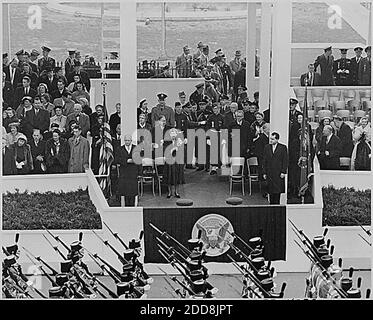 PAS DE FILM, PAS DE VIDÉO, PAS de télévision, PAS DE DOCUMENTAIRE - le président américain Dwight Eisenhower (L) et le vice-président Richard Nixon (R) se tiennent sur le stand de révision lors du défilé inaugural à Washington, D.C., aux États-Unis, le 20 janvier 1953. Photo de (Archives nationales/MCT/ABACAPRESS.COM Banque D'Images