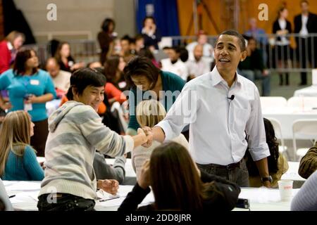 PAS DE FILM, PAS DE VIDÉO, PAS de TV, PAS DE DOCUMENTAIRE - le président élu Barack Obama et sa femme Michelle rendent visite aux étudiants de l'école secondaire Calvin Coolidge à l'occasion du projet de la Journée nationale du service à Washington D.C., Etats-Unis, le lundi 19 janvier 2009. Les familles militaires, les étudiants de Coolidge et les groupes de services locaux comme Service Nation, Year Up, aidaient à diverses activités pour les troupes. Photo de Zbigniew Bzdak/Chicago Tribune/MCT/ABACAPRESS.COM Banque D'Images