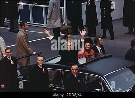 PAS DE FILM, PAS DE VIDÉO, PAS de télévision, PAS DE DOCUMENTAIRE - le président américain Richard Nixon déchaîne de la limousine présidentielle lors du défilé inaugural à Washington, D.C., USA le 20 janvier 1969. Photo de la Maison Blanche/Archives nationales/MCT/ABACAPRESS.COM Banque D'Images