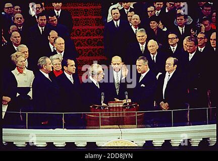 PAS DE FILM, PAS DE VIDÉO, PAS de TV, PAS DE DOCUMENTAIRE - le vice-président élu des États-Unis Spiro Agnew prend le serment d'office au Capitole des États-Unis à Washington, D.C., États-Unis le 20 janvier 1969, D.C., États-Unis le 20 janvier 1973. Photo des Archives nationales/MCT/ABACAPRESS.COM Banque D'Images