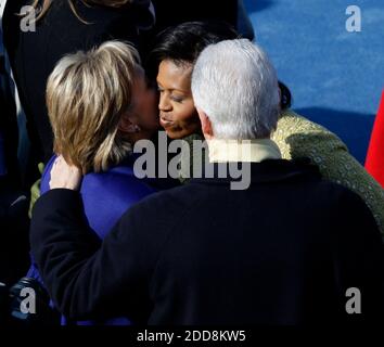 PAS DE FILM, PAS DE VIDÉO, PAS de TV, PAS DE DOCUMENTAIRE - Michelle Obama, à droite, embrasse la secrétaire d'État désignée Hillary Clinton, devant le Capitole des États-Unis pour l'inauguration de son mari, Barack Obama comme le 44e président des États-Unis à Washington, DC, Etats-Unis le 20 janvier 2009. Obama devient le premier afro-américain à être élu président dans l'histoire des États-Unis. Photo de Chcuk Kennedy/MCT/ABACAPRESS.COM Banque D'Images